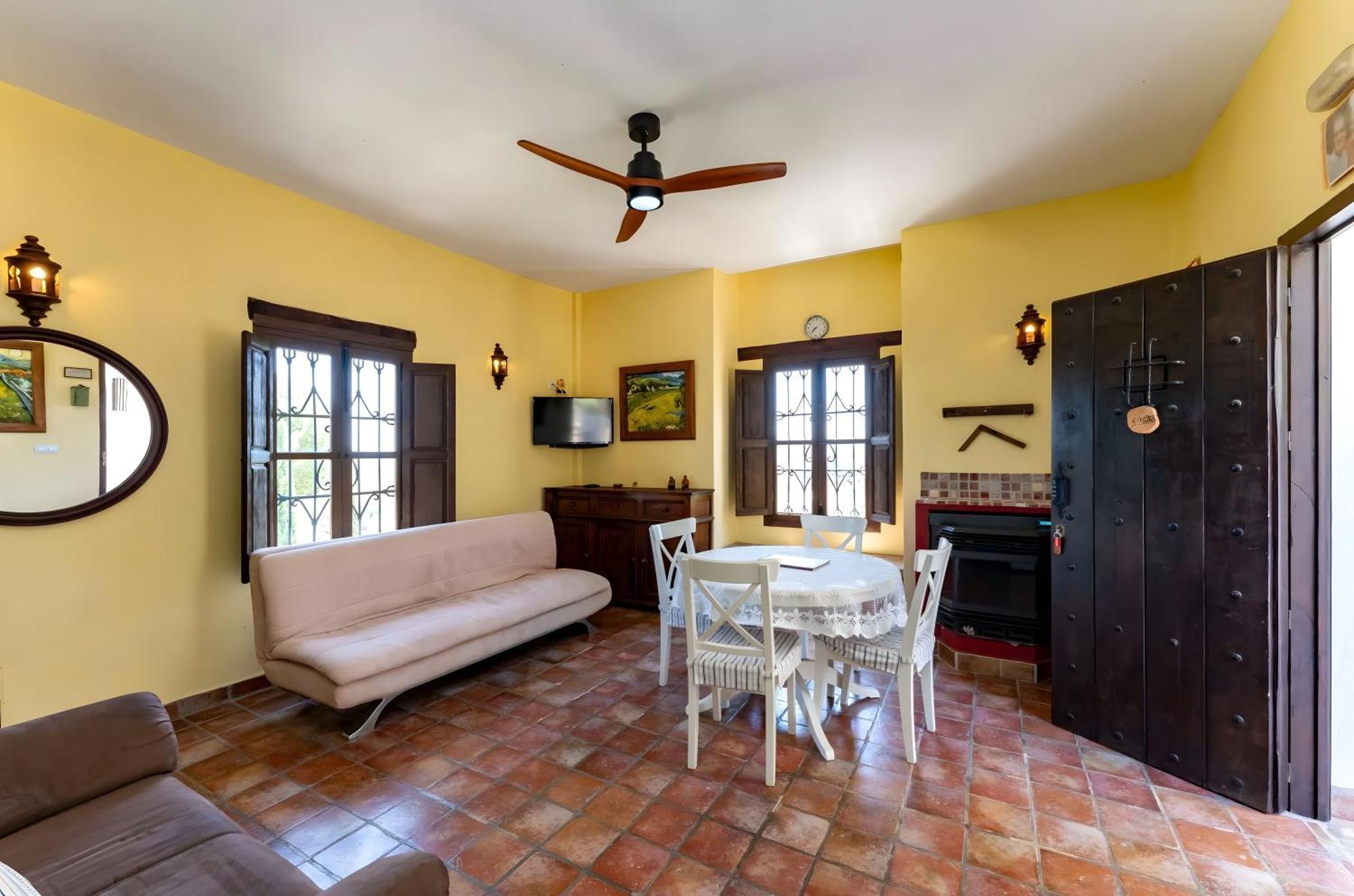 Castle Tower Ground Floor Apartment In Rural Holiday Park 'Cezanne' Tolox Exteriér fotografie